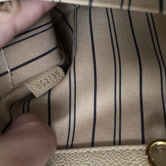 Louis Vuitton Montaigne MM - Picture 8 of 8